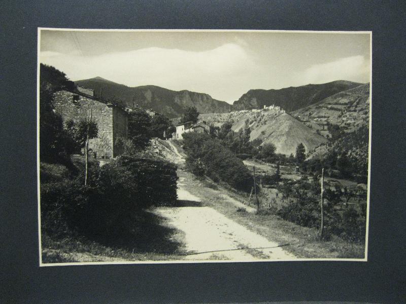 Marche. Val dell'Esino. Pierosara, 27 maggio 1955. Fotografia originale